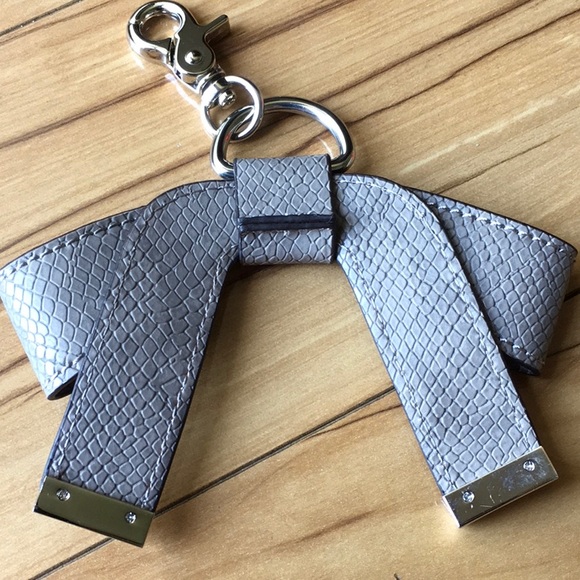 Jessica Simpson gray bow key holder - Picture 2 of 4